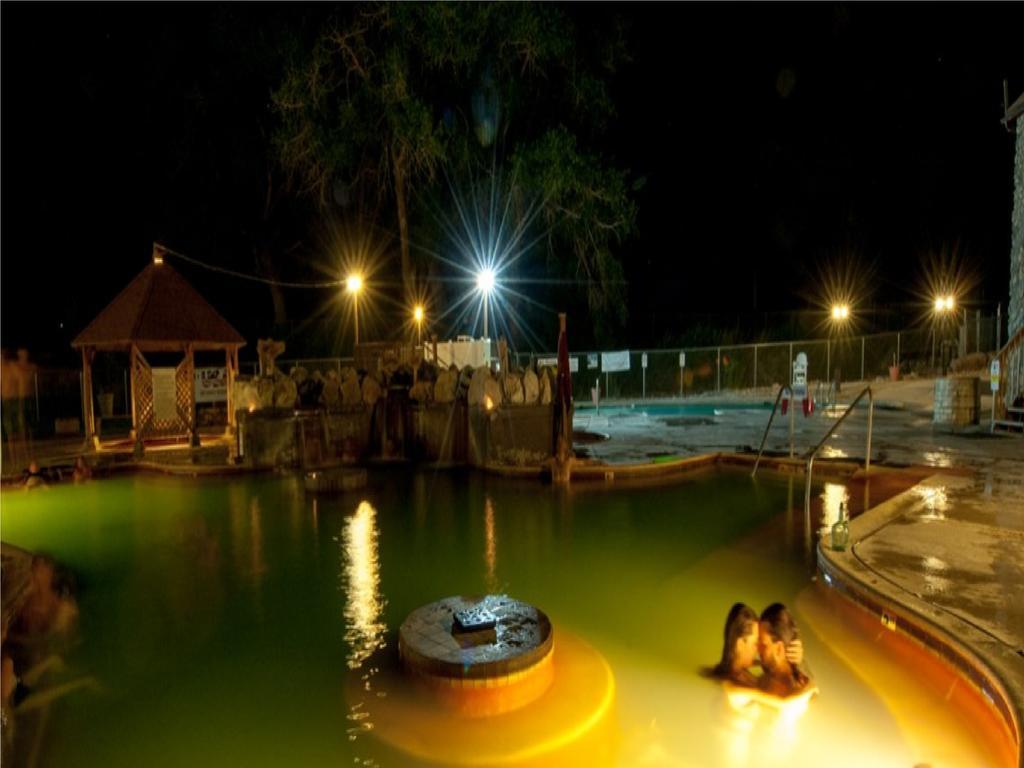 Camelot Inn At Honeyville المظهر الخارجي الصورة