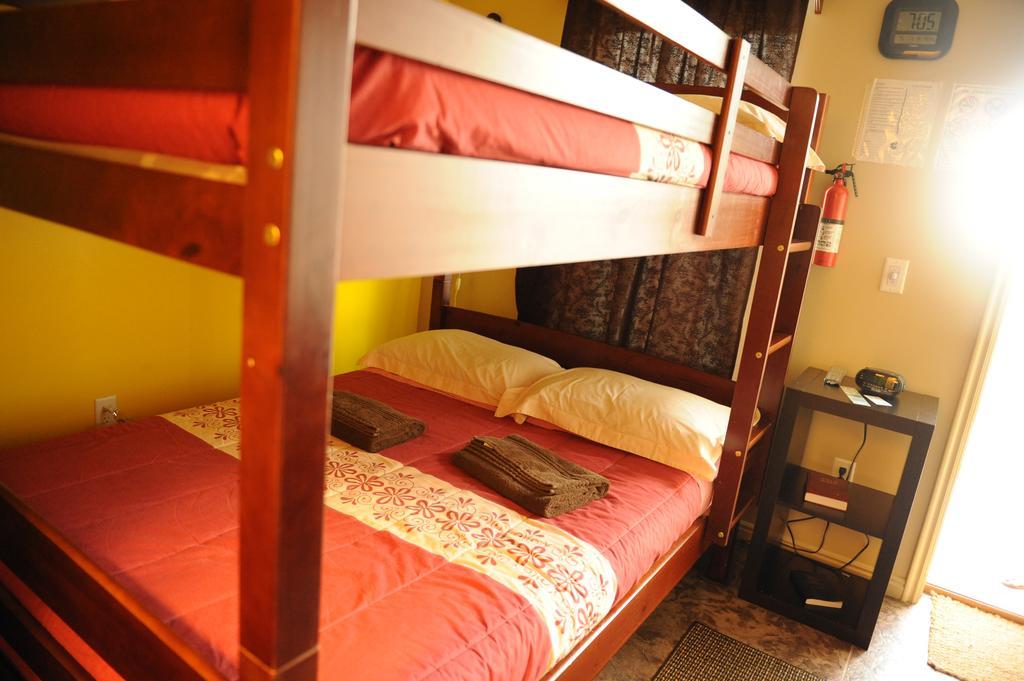 Camelot Inn At Honeyville الغرفة الصورة
