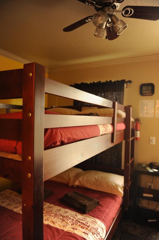 Camelot Inn At Honeyville الغرفة الصورة
