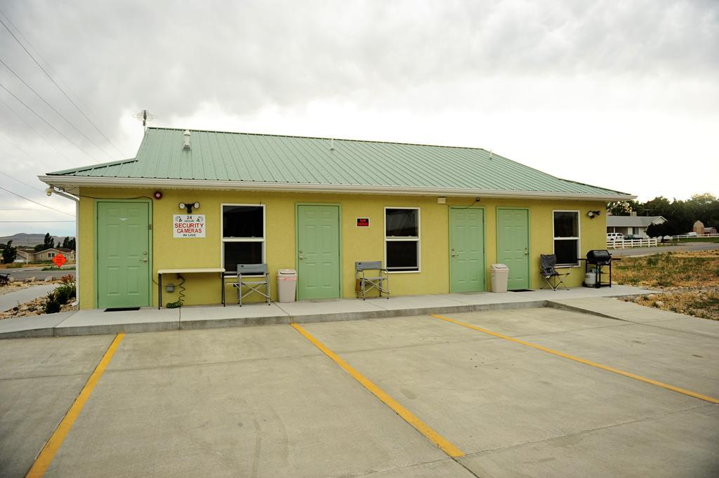 Camelot Inn At Honeyville المظهر الخارجي الصورة